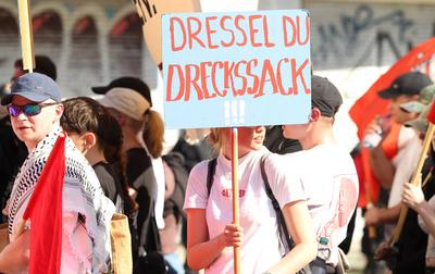Demonstration der kommunistische Gruppe Roter Aufbau Hamburg am 1. Mai unter dem Motto: Heraus zum revolution?ren 1.Mai.-stock-photo