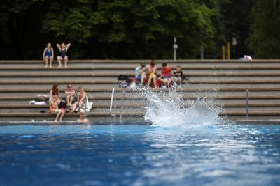 Im K?lner Stadionbad genie?en Badeg?ste bei sommerlichen Temperaturen die Freibad-Saison. Das Rheinland ?chzt unter eine-stock-foto