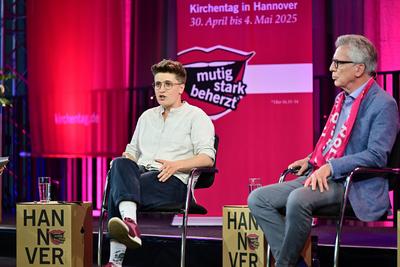 Podium - Stuermische Zeiten, Krisen als Motor fuer unsere Demokratie-stock-foto