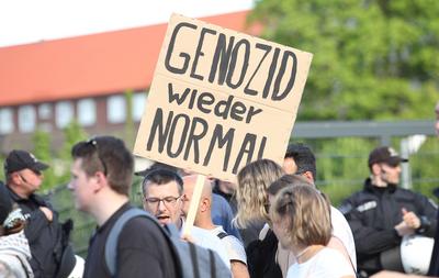 Demonstration der kommunistische Gruppe Roter Aufbau Hamburg am 1. Mai unter dem Motto: Heraus zum revolution?ren 1.Mai.-stock-photo