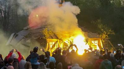 Zur gro?en Walpurgisnacht tanzten bei herrlichem Fr?hsommerwetter tausende Menschen in Sachsen in den Mai. Traditionell-stock-foto