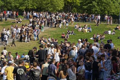 1. Mai, Tag der Arbeit, Menschenmenge im G?rlitzer Park, Party, Feiern, Treffpunkt, Berlin-Kreuzberg-stock-foto