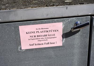 31.03.2020, Tonnenh?uschen in einer Wohnanlage, mit Hinweisschild: In die Biotonne keine Plastikt?ten, nur Bioabf?lle in-stock-photo