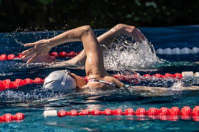 Menschen schwimmen im Sportbecken im Sommerbad Kreuzberg am 14. Mai 2024. Sanierungsarbeiten im Sommmerbad Kreuzberg ***-stock-foto