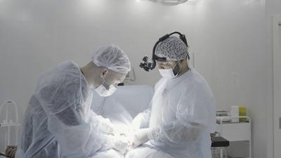 Seitenansicht von m?nnlichen Chirurgen im Operationssaal eines Krankenhauses. Aktion. Konzept der Medizin, Chirurgie und Gesundheit.-stock-photo