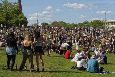 1. Mai, Tag der Arbeit, Menschenmenge im G?rlitzer Park, Party, Feiern, Treffpunkt, Berlin-Kreuzberg-stock-foto