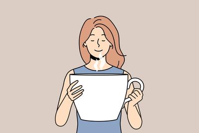 Frau inhaliert Aroma von belebenden Kaffee und h?lt riesige Tasse Getr?nk f?r Morgen Erwachen-stock-photo