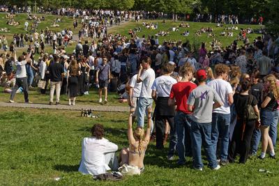 1. Mai, Tag der Arbeit, Menschenmenge im G?rlitzer Park, Party, Feiern, Treffpunkt, Berlin-Kreuzberg-stock-foto