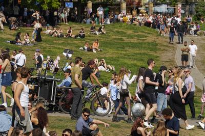1. Mai, Tag der Arbeit, Menschenmenge im G?rlitzer Park, Party, Feiern, Treffpunkt, Berlin-Kreuzberg-stock-foto