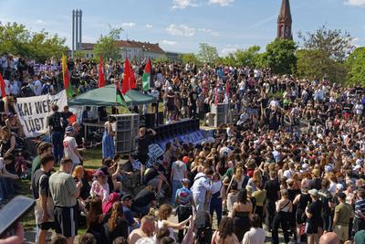 1. Mai, Tag der Arbeit, Menschenmenge im G?rlitzer Park, Party, Feiern, Treffpunkt, Berlin-Kreuzberg-stock-foto