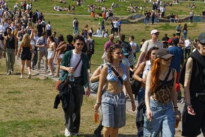 1. Mai, Tag der Arbeit, Menschenmenge im G?rlitzer Park, Party, Feiern, Treffpunkt, Berlin-Kreuzberg-stock-foto