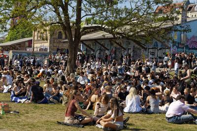 1. Mai, Tag der Arbeit, Menschenmenge im G?rlitzer Park, Party, Feiern, Treffpunkt, Berlin-Kreuzberg-stock-foto