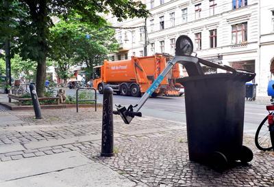 RECORD DATE NOT STATED Berlln - Deutschland. E-Scooter in einer Bio - M?lltonne. *** Berlln Germany E Scooter in an orga-stock-photo