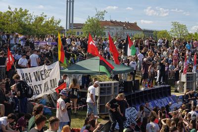 1. Mai, Tag der Arbeit, Menschenmenge im G?rlitzer Park, Party, Feiern, Treffpunkt, Berlin-Kreuzberg-stock-foto