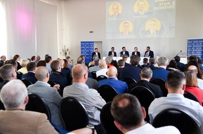 Podiumsdiskussion-stock-foto