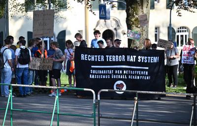 Rottenburg (Kreis Tuebingen) 29.04.2025 Gegenkundgebung gegen Rechts und fuer Demokratie vor der Rottenburger Festhalle-stock-foto