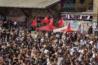 1. Mai, Tag der Arbeit, Menschenmenge im G?rlitzer Park, Party, Feiern, Treffpunkt, Berlin-Kreuzberg-stock-foto