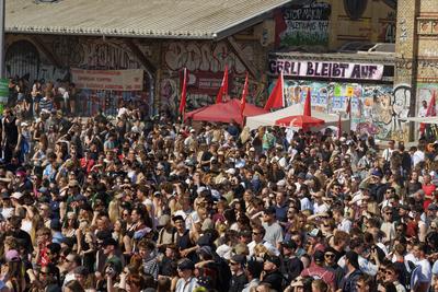 1. Mai, Tag der Arbeit, Menschenmenge im G?rlitzer Park, Party, Feiern, Treffpunkt, Berlin-Kreuzberg-stock-foto