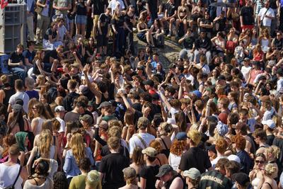 1. Mai, Tag der Arbeit, Menschenmenge im G?rlitzer Park, Party, Feiern, Treffpunkt, Berlin-Kreuzberg-stock-foto