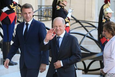 Emmanuel et Brigitte Macron re?oivent Olaf Scholz et son ?pouse pour un d?ner ? l'Elys?e-stock-photo