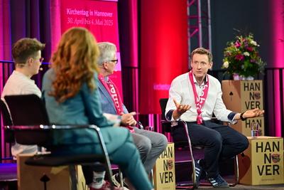 Podium - Stuermische Zeiten, Krisen als Motor fuer unsere Demokratie-stock-foto