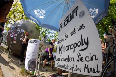 Satirischer Protest: Myass-Demo im Grunewald, Das Berliner Verwaltungsgericht hat im Eilverfahren entschieden, dass die-stock-foto