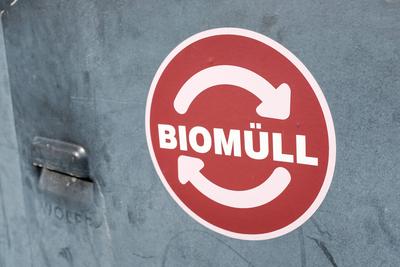 D?sseldorf 20.04.2021 Biom?ll Bio-M?ll organischer Abfall Bioabfall Bio-Abfall M?lltonne Essensreste Haushalt Rasenschn-stock-foto