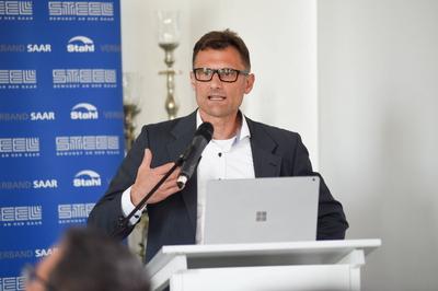 Podiumsdiskussion-stock-foto