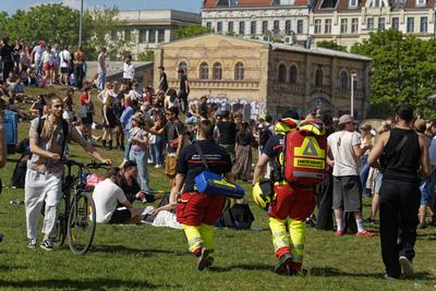 1. Mai, Tag der Arbeit, Menschenmenge im G?rlitzer Park, Party, Feiern, Treffpunkt, Berlin-Kreuzberg-stock-foto