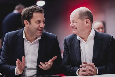 (L-R) Lars Klingbeil, SPD-Parteivorsitzender, und Olaf Scholz (SPD), Bundeskanzler, aufgenommen im Rahmen des Bundespart-stock-foto