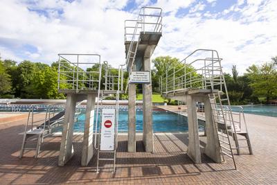 News Bilder des Tages Erster wiedereroeffnungstag im Sommerbad am Insulaner in Berlin am 21. Mai 2021. Dank der sinkende-stock-foto
