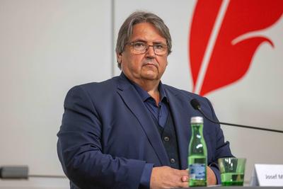 20250430 Praesentation der Ergebnisse der Fruehjahrslohnrunde 2025 der Gewerkschaft BAU HOLZ-stock-foto