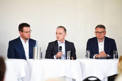 Podiumsdiskussion-stock-foto