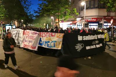 Berlin, Deutschland, 30.04.2025: Kreuzberg: Linke Queerfeminismus-Demo am Vorabend zum 1. Mai: Demonstranten ziehen durc-stock-foto