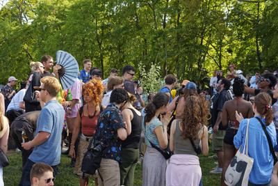1. Mai, Tag der Arbeit, Menschenmenge im G?rlitzer Park, Party, Feiern, Treffpunkt, Berlin-Kreuzberg-stock-foto