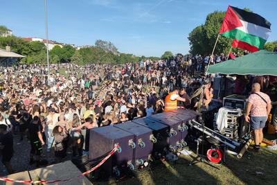 Berlin, Deutschland, 01.05.2025: Kreuzberg: Rave against the Zaun : Die Teilnehmer protestieren gegen den geplanten Zaun-stock-photo