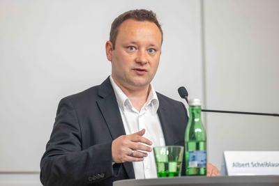20250430 Praesentation der Ergebnisse der Fruehjahrslohnrunde 2025 der Gewerkschaft BAU HOLZ-stock-foto