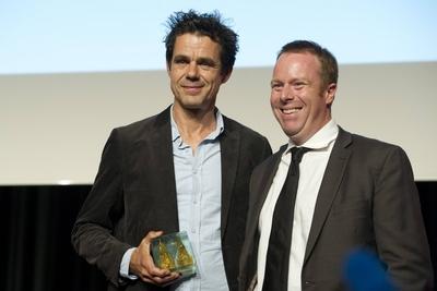 Filmemacher Tom TYKWER Regisseur erh?lt den Hollywood Reporter Award rechts Scott ROXBOROUGH La-stock-photo