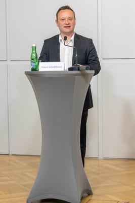 20250430 Praesentation der Ergebnisse der Fruehjahrslohnrunde 2025 der Gewerkschaft BAU HOLZ-stock-foto