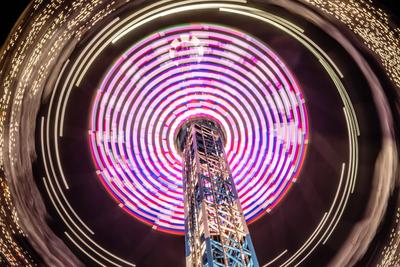 Flug durch den M?nchner Nachthimmel, Fahrgesch?ft BayernTower, M?nchner Fr?hlingsfest, M?nchen, 1. Mai 2025-stock-foto