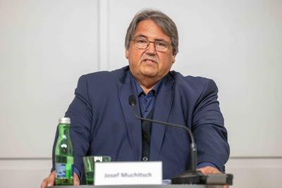 20250430 Praesentation der Ergebnisse der Fruehjahrslohnrunde 2025 der Gewerkschaft BAU HOLZ-stock-foto
