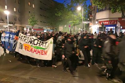 Berlin, Deutschland, 30.04.2025: Kreuzberg: Linke Queerfeminismus-Demo am Vorabend zum 1. Mai: Demonstranten ziehen durc-stock-foto
