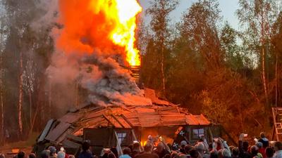 Zur gro?en Walpurgisnacht tanzten bei herrlichem Fr?hsommerwetter tausende Menschen in Sachsen in den Mai. Traditionell-stock-foto
