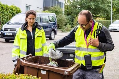 Mit einem Biom?ll-Scout in fremde Tonnen geschaut. 02.09.2020: Mit einem der drei Biom?ll-Scouts der Abfallverwertungsge-stock-photo