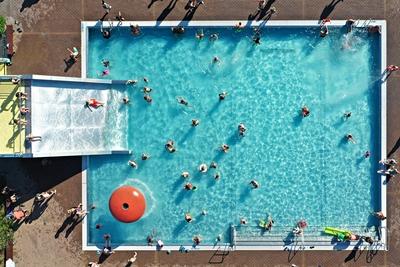 News Themen der Woche KW25 News Bilder des Tages 25.6.2023 Badespass Ein heißer Sommertag lockt viele Badegäste auf eine-stock-foto