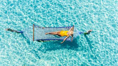 Aus der Ferne von einer wundersch?nen Poolvilla in Thailand aus arbeiten und dabei die ruhige Umgebung genie?en-stock-foto