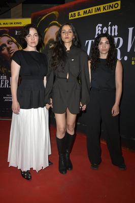 Verena Altenberger, Kenda Hmeidan, Mona Zarreh Hoshyari Khah-stock-foto