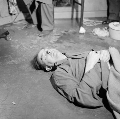 Suicide of Reichsfuehrer Ss Heinrich Himmler, May 1945 Reichsfuehrer SS Heinrich Himmler s body partially covered by a b-stock-foto