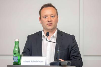 20250430 Praesentation der Ergebnisse der Fruehjahrslohnrunde 2025 der Gewerkschaft BAU HOLZ-stock-foto