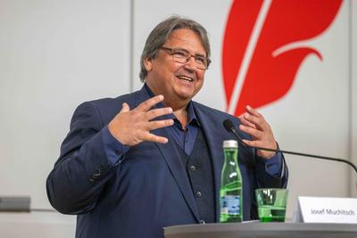 20250430 Praesentation der Ergebnisse der Fruehjahrslohnrunde 2025 der Gewerkschaft BAU HOLZ-stock-foto